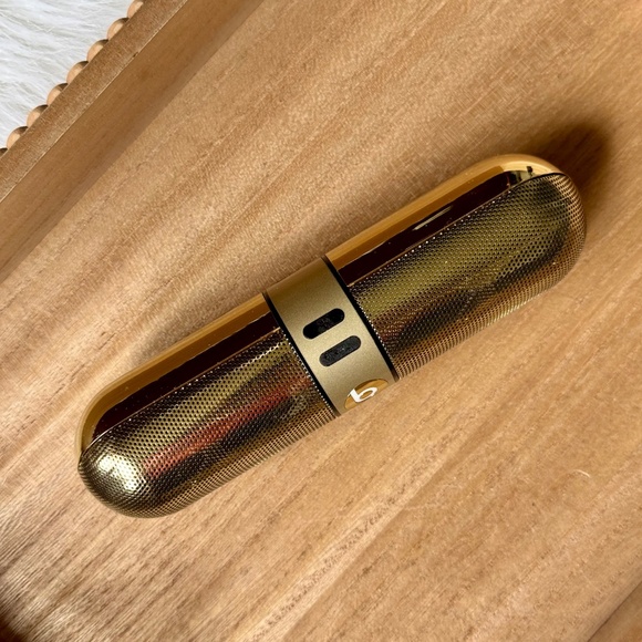 Beats by Dre Pill 2.0 Bluetooth Speaker Limited Edition & Black Character Stand - Picture 7 of 16